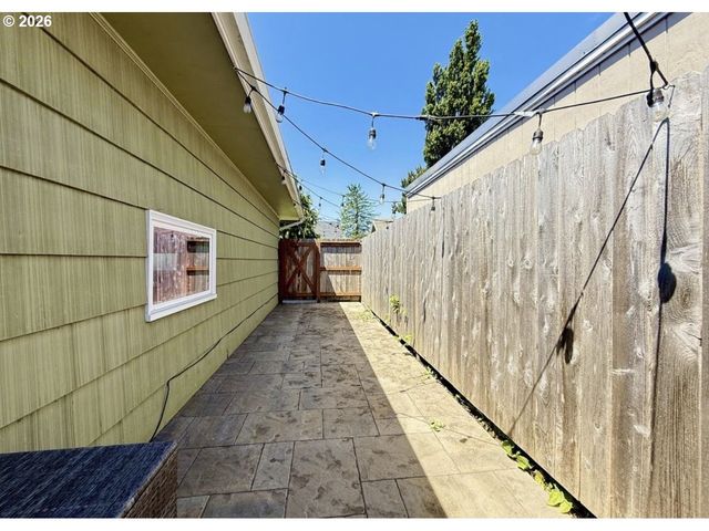 1614 5th St, Tillamook, OR 97141