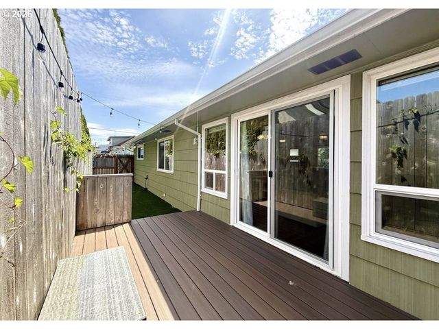 1614 5th St, Tillamook, OR 97141