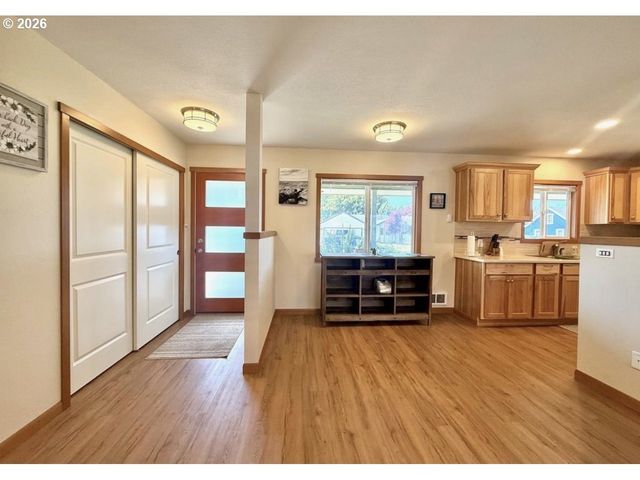 1614 5th St, Tillamook, OR 97141