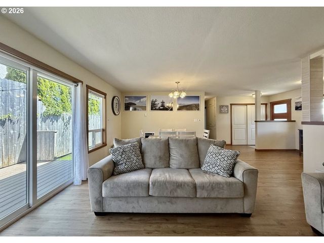 1614 5th St, Tillamook, OR 97141