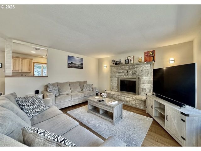 1614 5th St, Tillamook, OR 97141