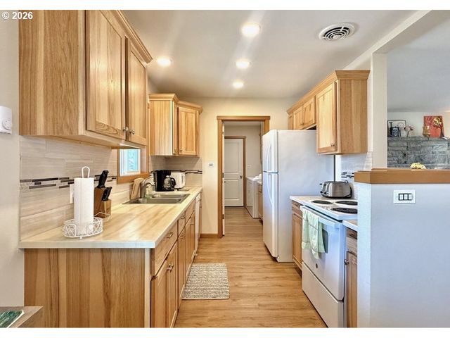 1614 5th St, Tillamook, OR 97141