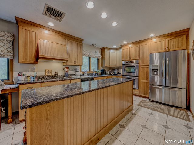 33 Habitat Lane, Bloomfield, CT 06002