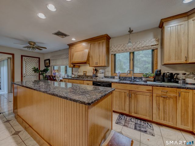 33 Habitat Lane, Bloomfield, CT 06002
