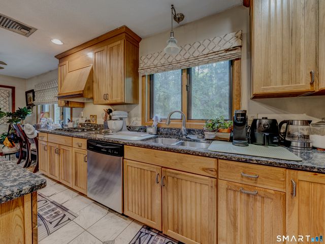 33 Habitat Lane, Bloomfield, CT 06002