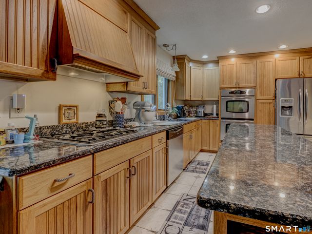 33 Habitat Lane, Bloomfield, CT 06002