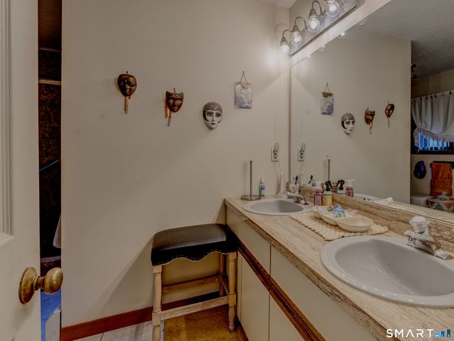33 Habitat Lane, Bloomfield, CT 06002