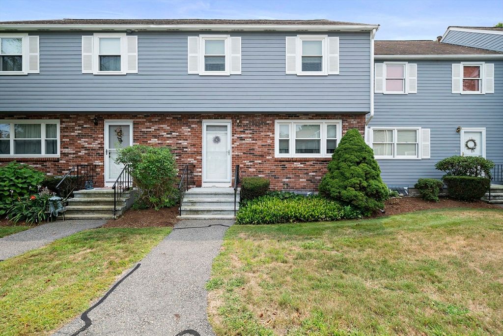 4 Franklin Sq L, Randolph, MA 02368