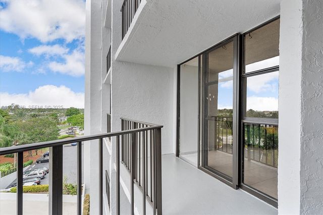 600 Parkview Dr 611, Hallandale Beach, FL 33009