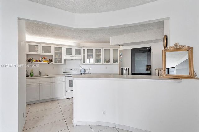 600 Parkview Dr 611, Hallandale Beach, FL 33009