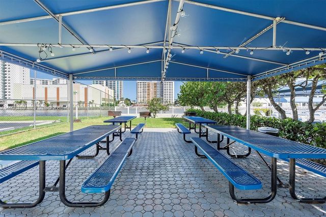 600 Parkview Dr 611, Hallandale Beach, FL 33009