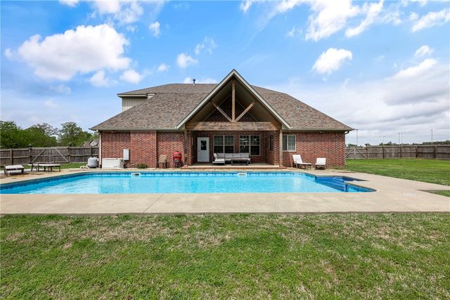 915 King Arthur Drive, Springdale, AR 72762