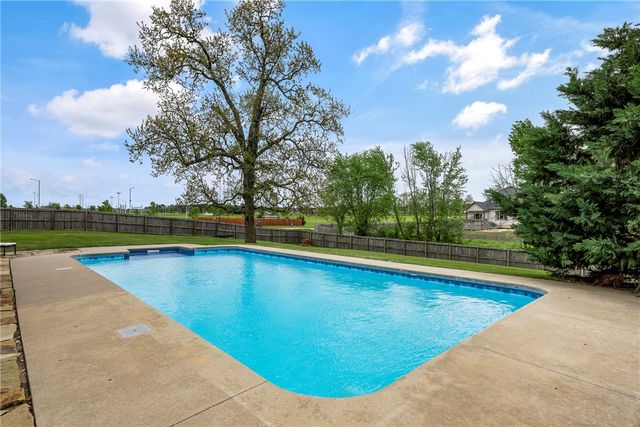 915 King Arthur Drive, Springdale, AR 72762
