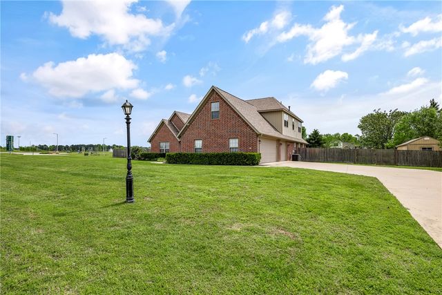 915 King Arthur Drive, Springdale, AR 72762