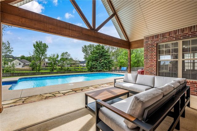 915 King Arthur Drive, Springdale, AR 72762