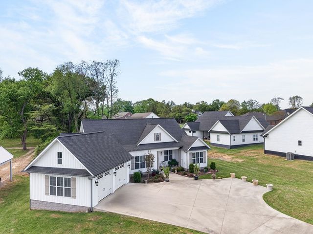 1425 E 10th St, Cookeville, TN 38501