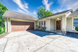1114 W Castlewood Avenue, Friendswood, TX 77546