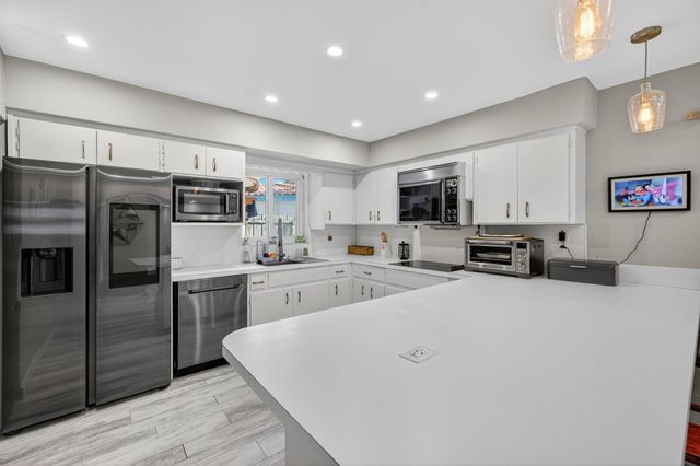 1570 NE 30TH Place, Oakland Park, FL 33334