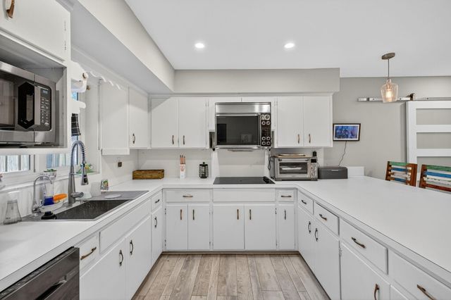 1570 NE 30TH Place, Oakland Park, FL 33334
