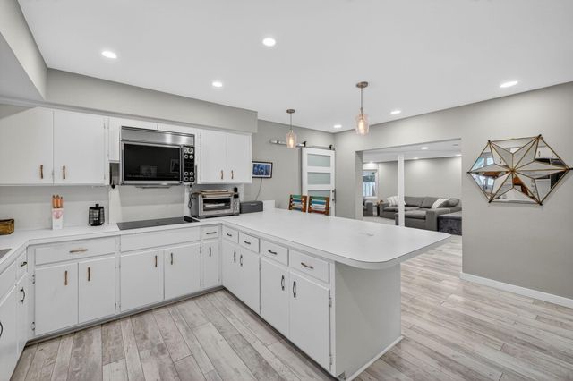 1570 NE 30TH Place, Oakland Park, FL 33334