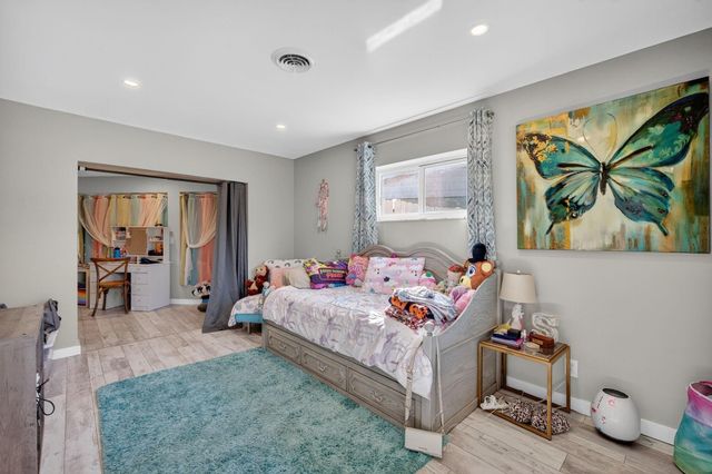 1570 NE 30TH Place, Oakland Park, FL 33334