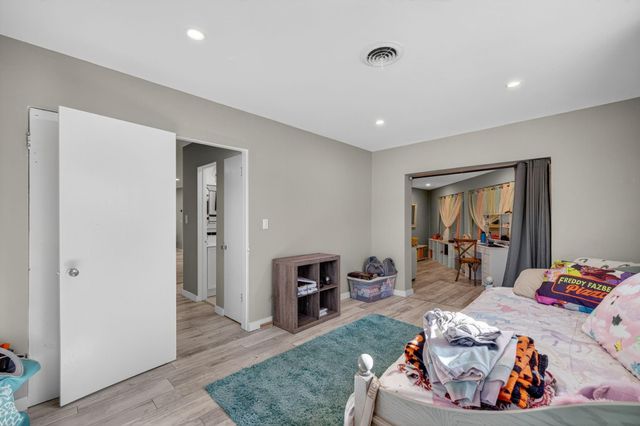1570 NE 30TH Place, Oakland Park, FL 33334