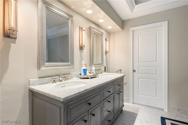 5042 Seahorse AVE, Naples, FL 34103