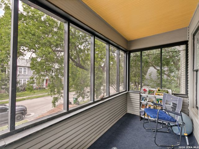 200 Queen Anne Ct, San Antonio, TX 78209
