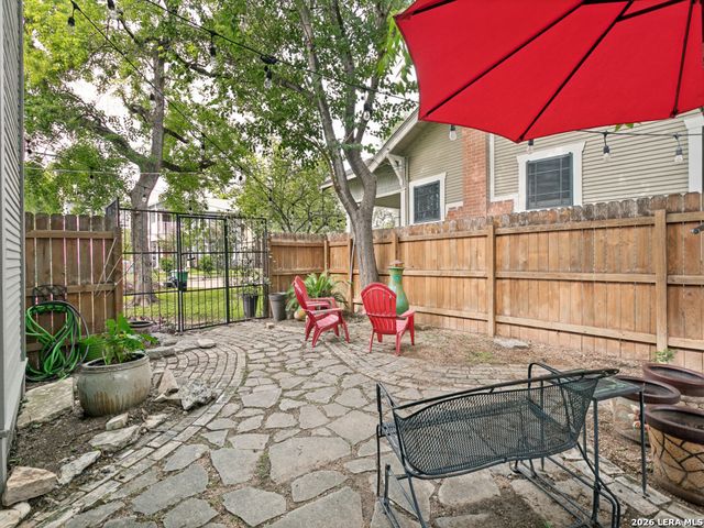 200 Queen Anne Ct, San Antonio, TX 78209