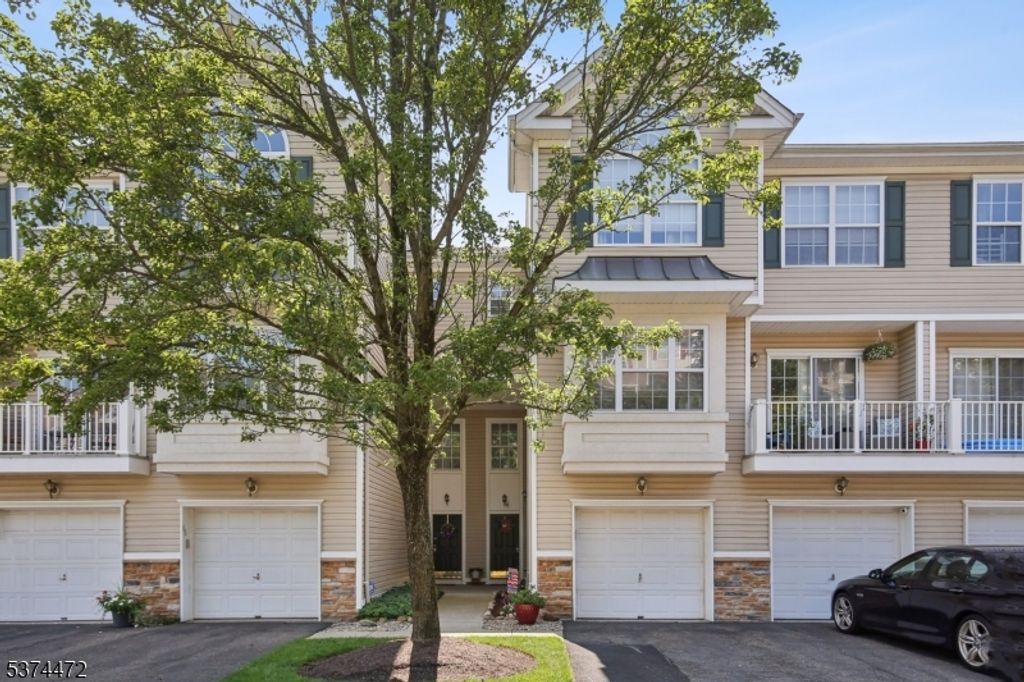 64 Lakeview Ct, Pompton Lakes Boro, NJ 07442