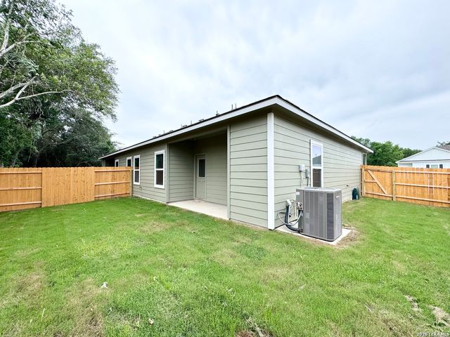 505 Hudson St, Seguin, TX 78155