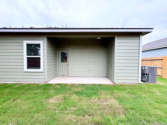 505 Hudson St, Seguin, TX 78155