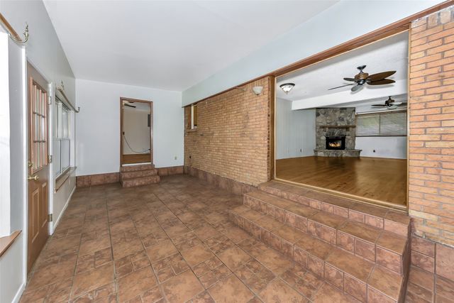 1916 Valley Lane, Arlington, TX 76013