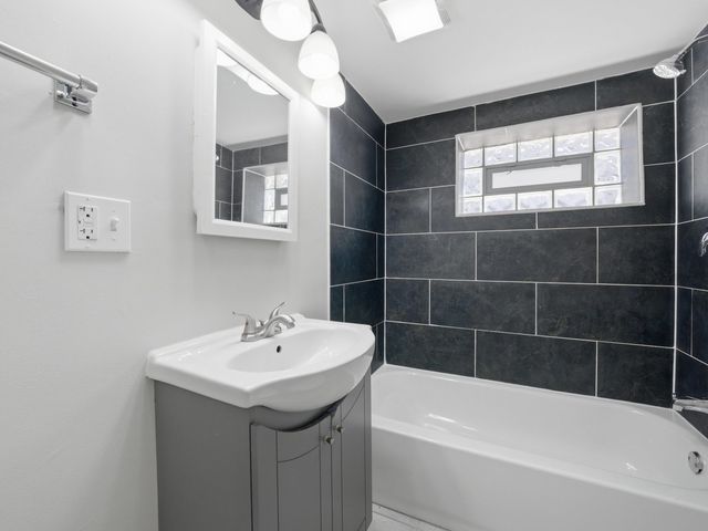 13116 S Avenue O Avenue, Chicago, IL 60633