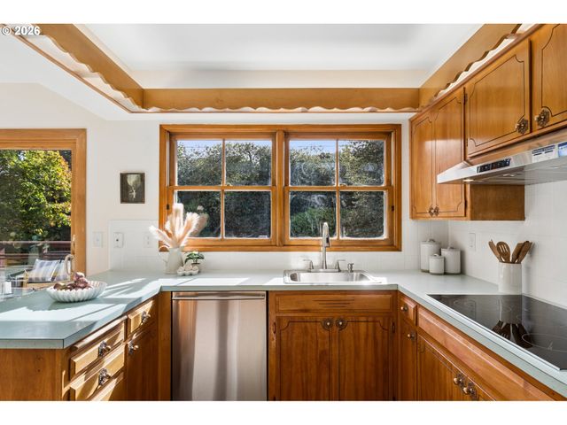 14014 Ne ROSE Pkwy, Portland, OR 97230