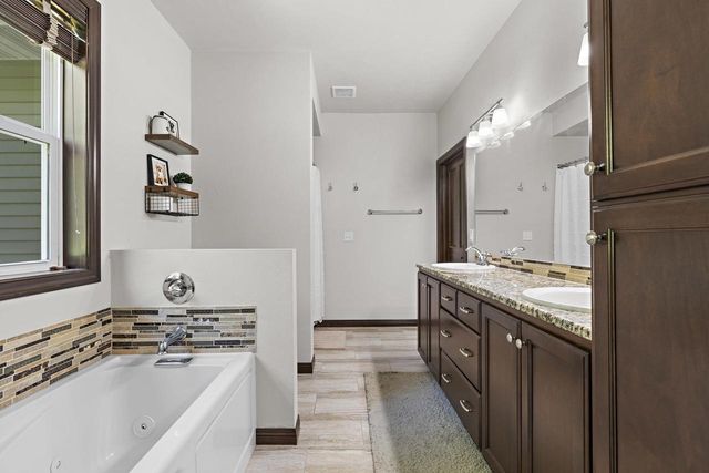 W7574 CROSS COUNTRY LANE, Hortonville, WI 54944