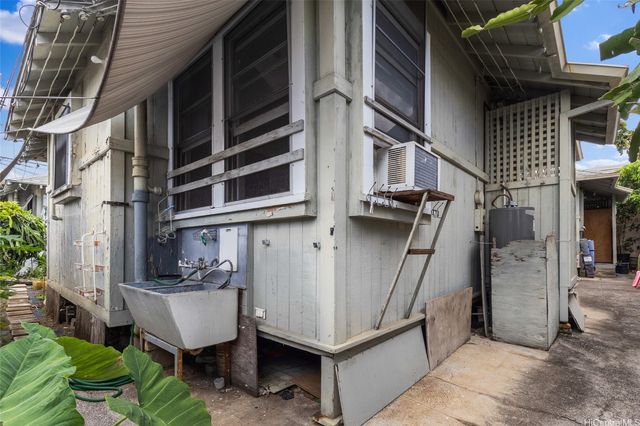 2013 Young Street, Honolulu, HI 96826