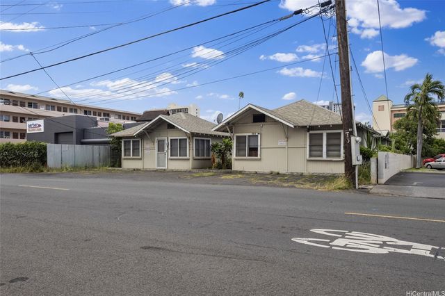 2013 Young Street, Honolulu, HI 96826