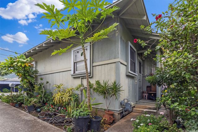 2013 Young Street, Honolulu, HI 96826