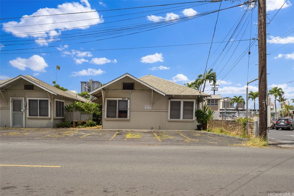 2013 Young Street, Honolulu, HI 96826