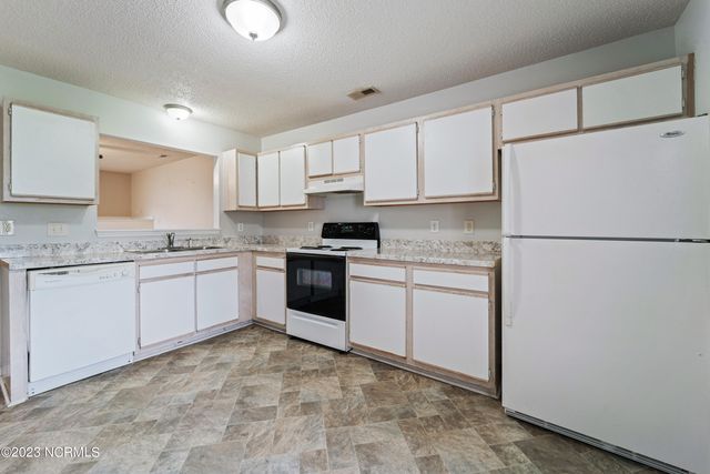 207 Pinegrove Court, Jacksonville, NC 28546