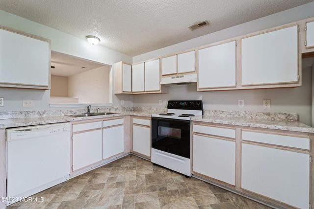207 Pinegrove Court, Jacksonville, NC 28546