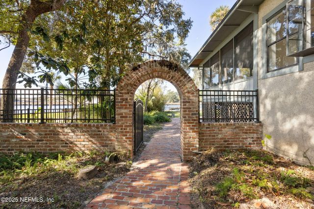 6750 OAKWOOD Drive, Jacksonville, FL 32211