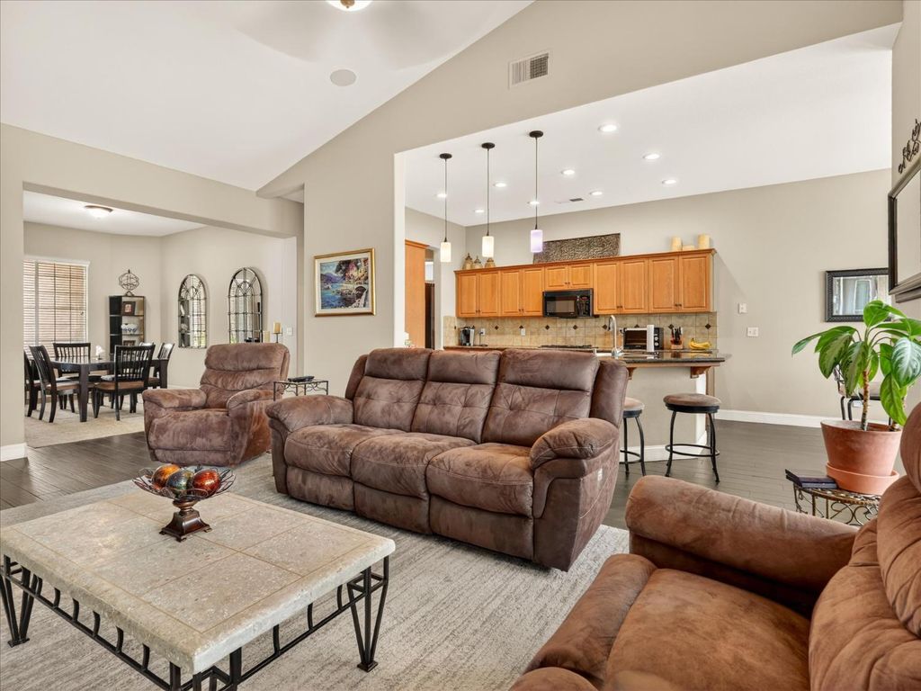 Image 11 of property listing at 2927 Browning Avenue, Clovis, CA 93611