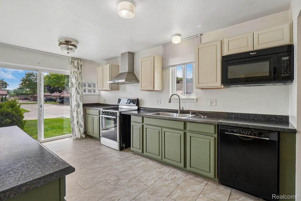 8401 18 Mile Road 112, Sterling Heights, MI 48313