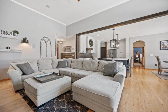 W243N2792 Creekside DRIVE, Pewaukee, WI 53072