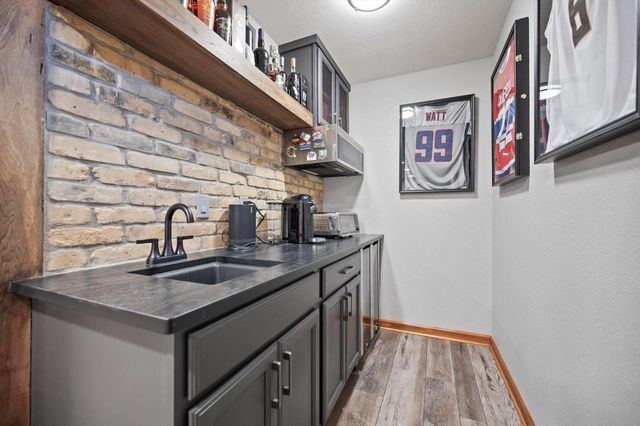 W243N2792 Creekside DRIVE, Pewaukee, WI 53072