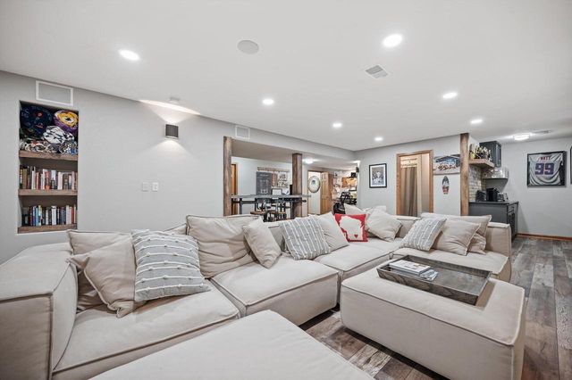 W243N2792 Creekside DRIVE, Pewaukee, WI 53072