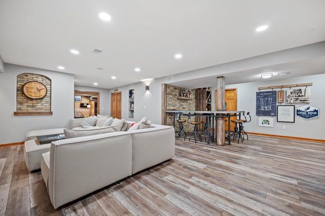 W243N2792 Creekside DRIVE, Pewaukee, WI 53072