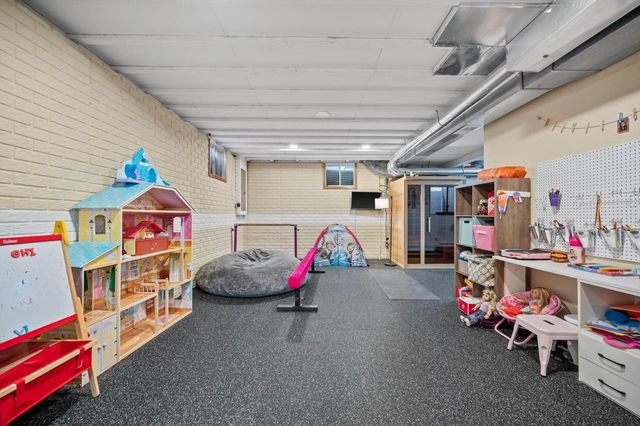 W243N2792 Creekside DRIVE, Pewaukee, WI 53072